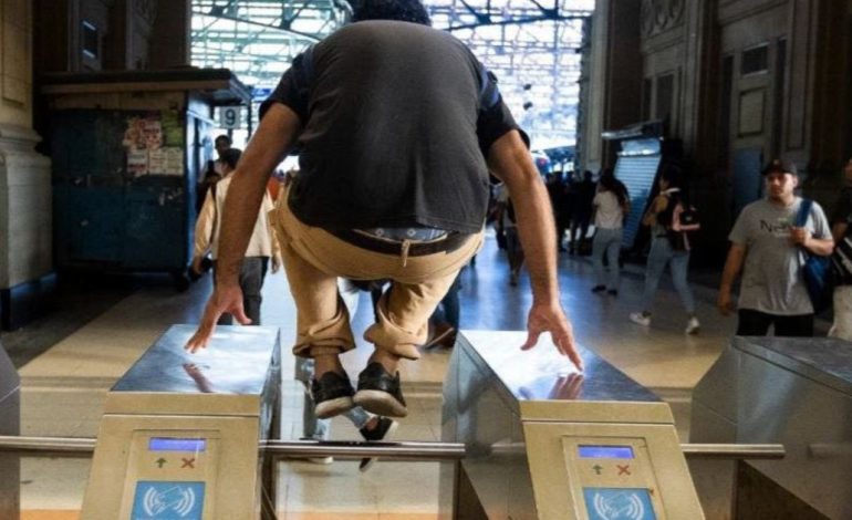 trenes:-a-cuanto-aumenta-la-multa-por-saltar-molinetes-y-viajar-sin-pagar-pasaje