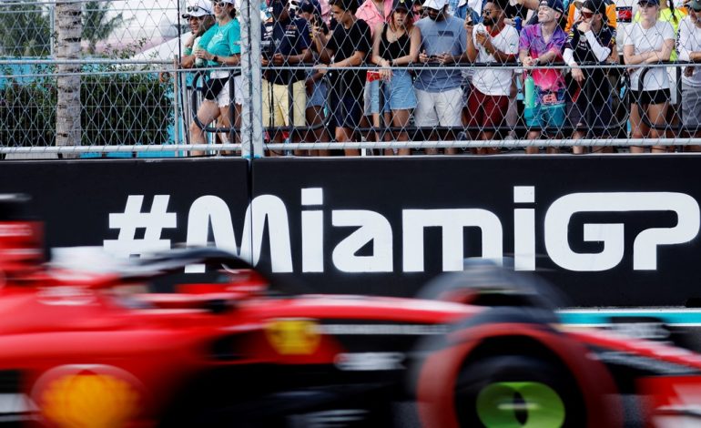 ferrari-vuelve-a-hacerse-azul-en-el-gp-de-miami:-por-que-la-escuderia-italiana-cambia-de-color-al-llegar-a-eeuu.