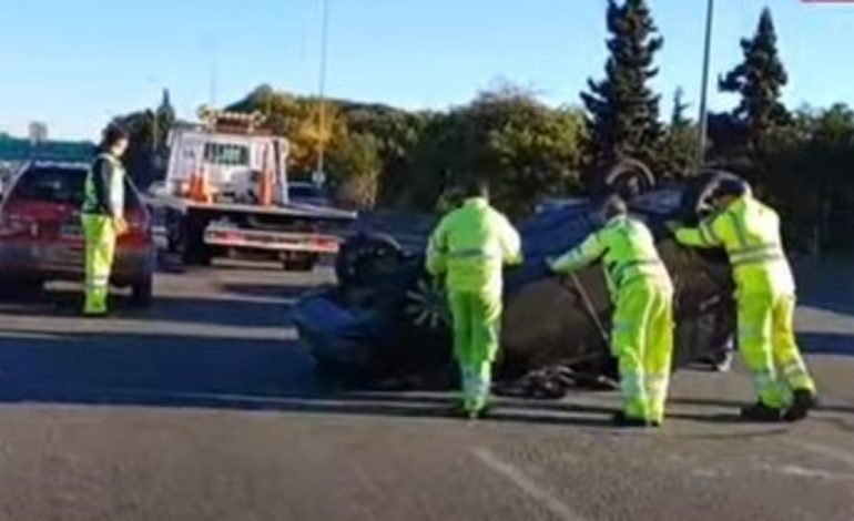 caos-de-transito-en-panamericana:-dos-autos-chocaron,-uno-volco-y-hay-dos-carriles-interrumpidos