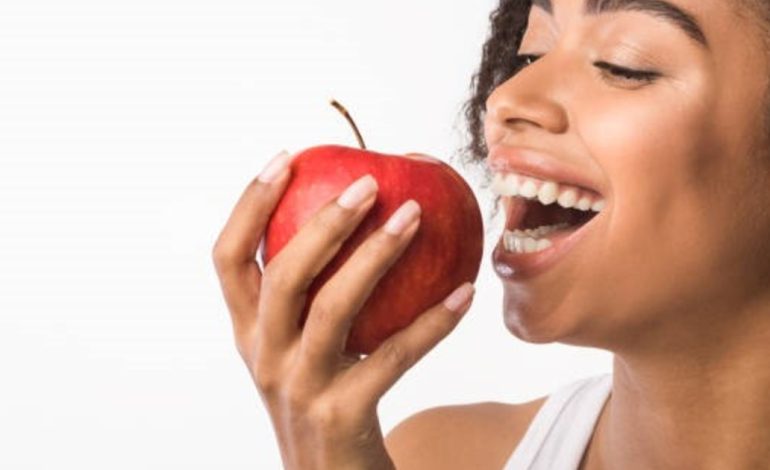alimentos-que-ayudan-a-mantener-una-dentadura-sana-y-una-sonrisa-perfecta