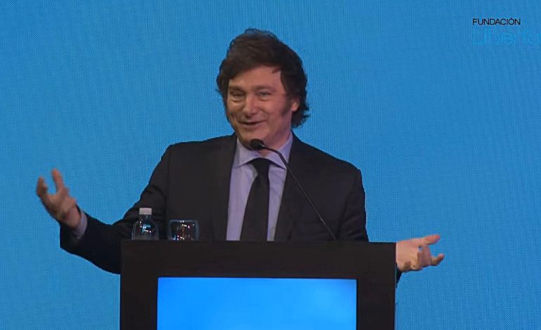 el-stand-up-de-milei-en-una-cena-liberal:-chicaneo-a-sus-detractores,-elogio-a-su-gabinete-y-pidio-que-“tiren-la-ley-bases”