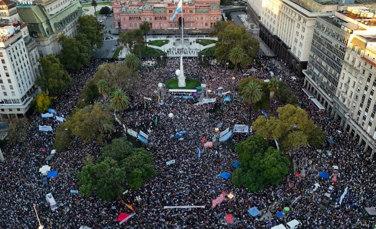 despues-de-la-enorme-protesta-universitaria,-el-gobierno-convoca-a-la-uba-y-busca-negociar-un-acuerdo