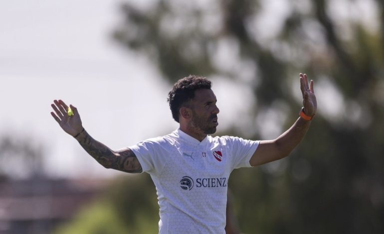 despues-del-susto-por-el-dolor-en-su-pecho,-tevez-volvio-a-independiente-y-comenzo-a-depurar-el-plantel