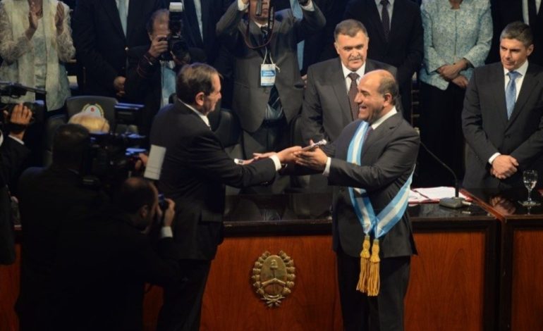 “delfin-o-mojarrita”:-manzur-versus-alperovich-y-la-historia-de-una-sociedad-politica-quebrada