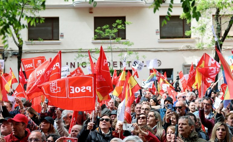 unos-10.000-militantes-socialistas-se-concentran-en-madrid-para-mostrar-su-apoyo-a-pedro-sanchez-y-pedirle-que-no-renuncie-a-la-presidencia