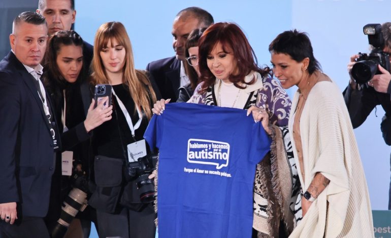 cristina-le-pego-a-milei,-pidio-parar-la-interna-del-peronismo-e-ignoro-a-kicillof