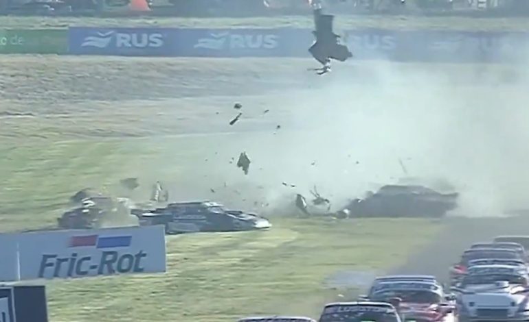 el-impactante-accidente-en-el-tc-pista-en-neuquen:-dos-pilotos-involucrados-y-partes-de-los-autos-por-todos-lados