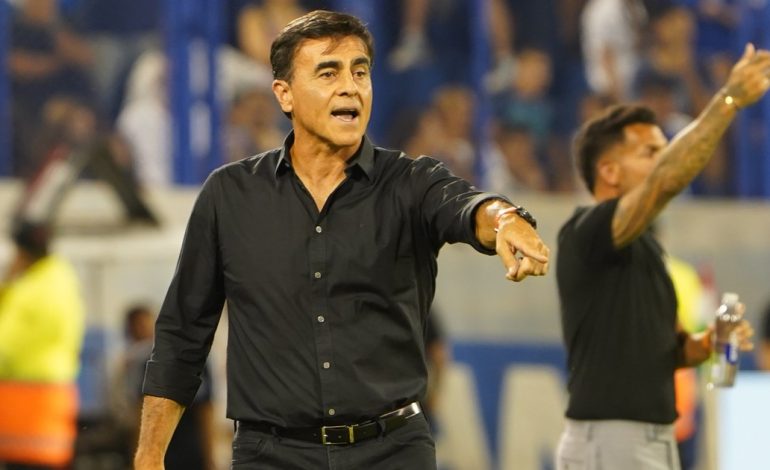 gustavo-quinteros,-el-lider-que-hace-sonar-a-velez:-espero-18-anos-para-volver-a-argentina,-surfeo-una-goleada-“sacatecnico”-y-mando-a-la-casa-a-los-hinchas-que-lo-insultaban