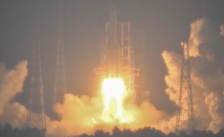 carrera-espacial:-china-lanza-con-exito-su-sonda-“chang’e-6”-y-se-interna-en-la-cara-oscura-de-luna