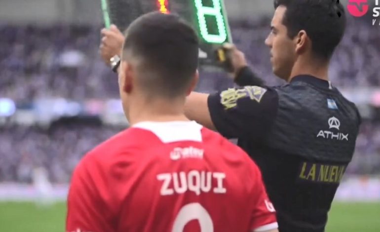 murio-cesar-luis-menotti:-la-emocionante-reaccion-de-la-hinchada-de-estudiantes-en-el-minuto-de-silencio-oficial-y-el-cambio-que-mostro-una-bella-casualidad