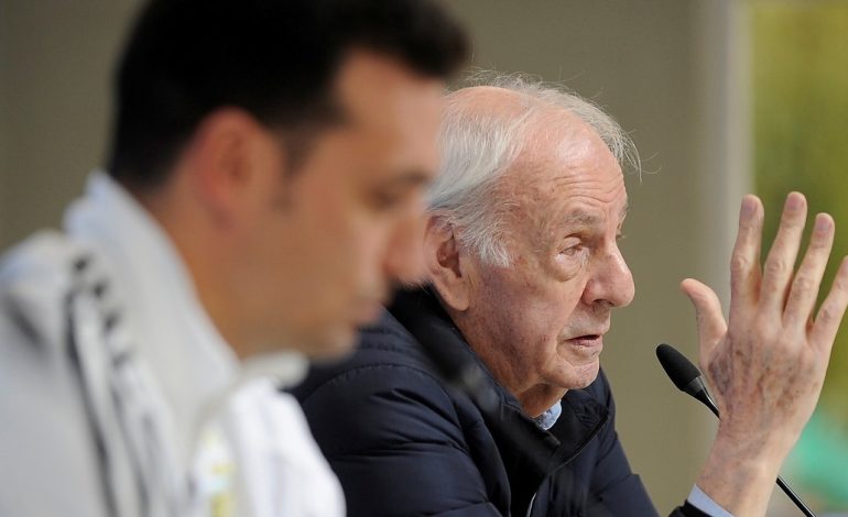 murio-cesar-luis-menotti:-el-sentido-homenaje-de-lionel-scaloni-y-el-recuerdo-de-las-charlas-entranables-con-el-“maestro”