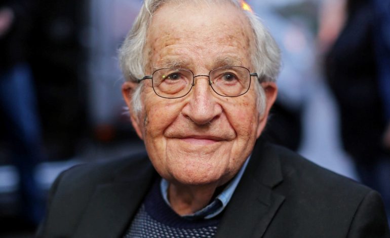 tras-los-rumores-sobre-su-muerte,-noam-chomsky-fue-dado-de-alta-de-un-hospital-de-san-pablo