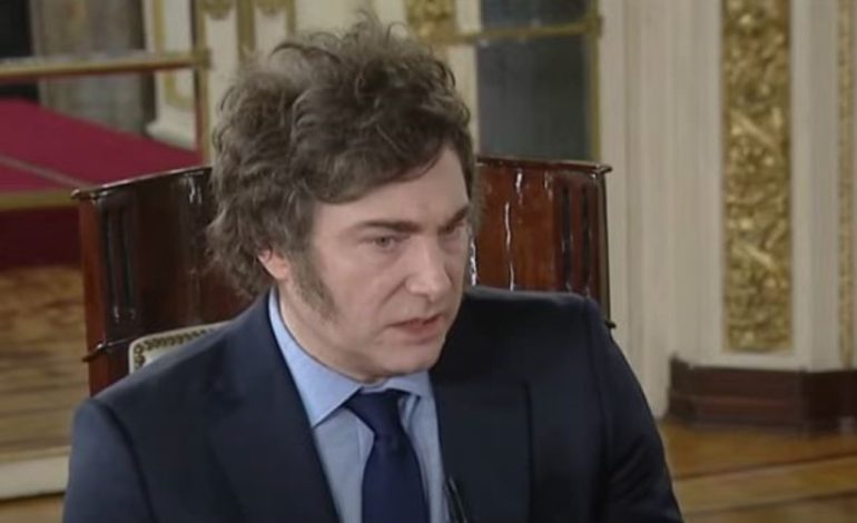 javier-milei-respaldo-al-ministro-de-economia:-“nadie-le-va-a-tocar-el-culo-a-caputo-aca”