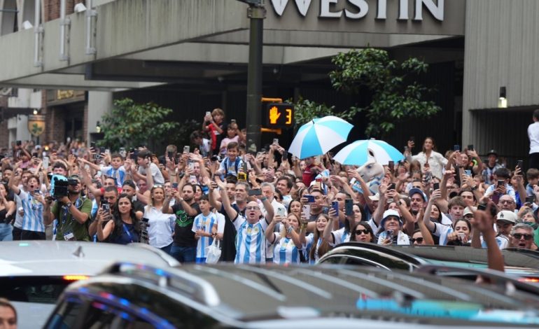 la-seleccion-argentina,-a-horas-del-debut-en-la-copa-america:-invasion-de-hinchas-en-el-hotel-y-un-equipo-casi-confirmado