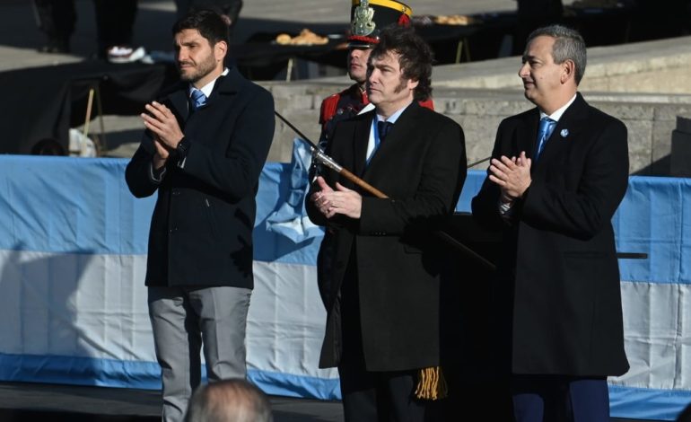 acto-del-dia-de-la-bandera:-pullaro-le-reclamo-obras-a-milei-y-el-intendente-de-rosario-fue-silbado-mientras-daba-su-discurso-por-los-libertarios