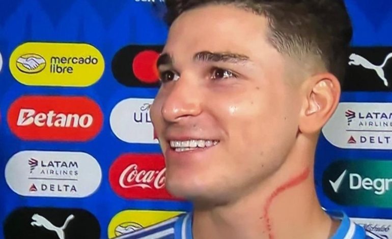 julian-alvarez-se-fue-con-una-tremenda-marca-en-el-cuello:-el-arana-fue-aranado-y-tambien-se-llevo-el-mvp-de-la-conmebol