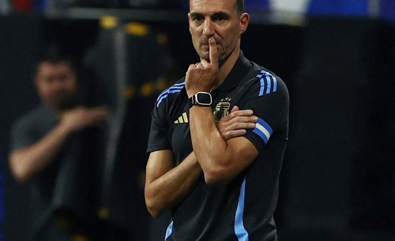 lionel-scaloni,-en-llamas-con-el-pesimo-estado-de-la-cancha-tras-la-victoria-de-argentina-ante-canada:-“menos-mal-que-ganamos-porque-si-no-era-una-excusa-barata”