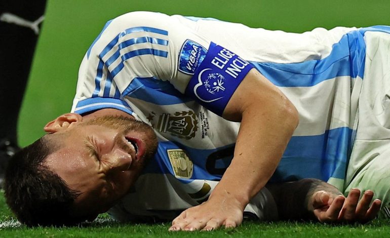 el-patadon-de-moise-bombito-a-messi-dejo-secuelas:-el-futbolista-canadiense-fue-hostigado-en-las-redes-y-reacciono-en-instagram