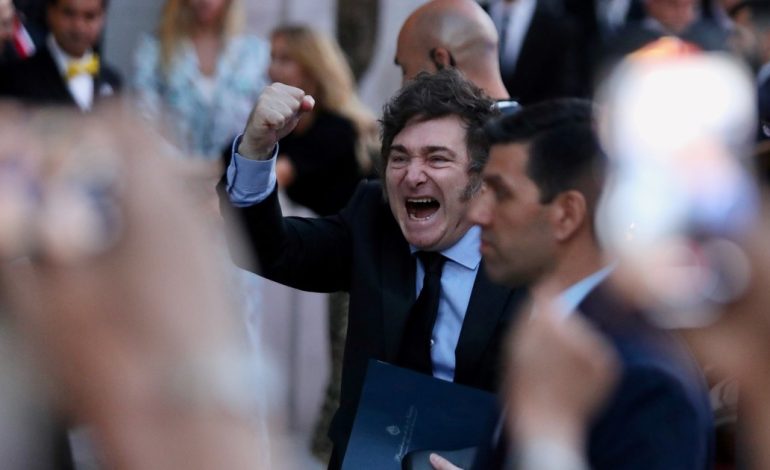 milei-premiado-en-madrid:-lagrimas,-un-discurso-de-mas-de-una-hora-y-la-primera-explicacion-de-por-que-echo-a-su-amigo-nicolas-posse