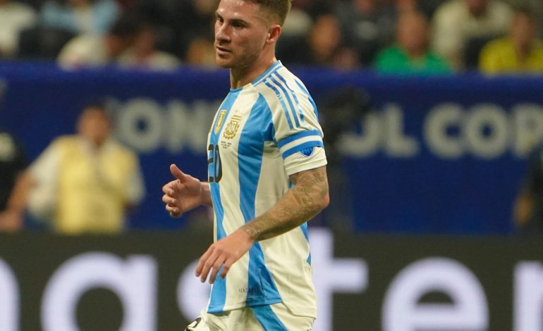 alexis-mac-allister-y-el-aura-del-falso-‘9’-para-hacer-festejar-a-la-seleccion:-“cuando-messi-va-para-adentro-solo-nos-queda-hacer-el-movimiento”