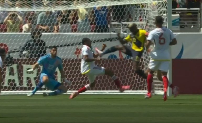 Enner Valencia pegó un salvaje planchazo en el pecho de un venezolano: le mostraron amarilla, pero el VAR corrigió y Ecuador se quedó con 10