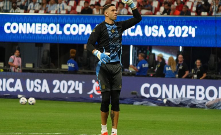 ‘dibu’-martinez,-el-amo-del-arco-de-la-seleccion-argentina:-sus-impactantes-numeros-y-una-simbiosis-total-con-los-hinchas