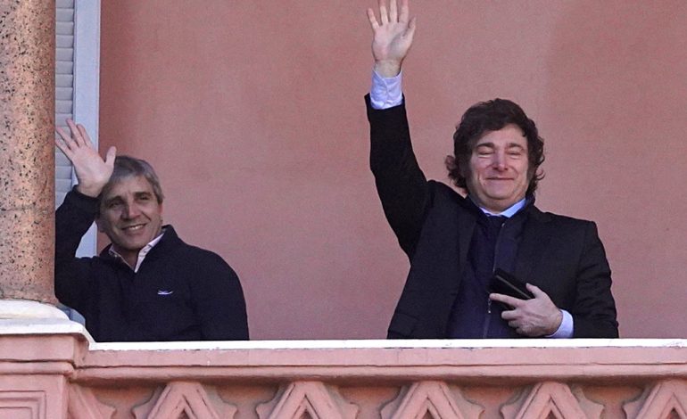 sin-devaluar-mas-y-con-cepo-al-dolar:-para-milei,-equipo-que-gana-no-se-toca