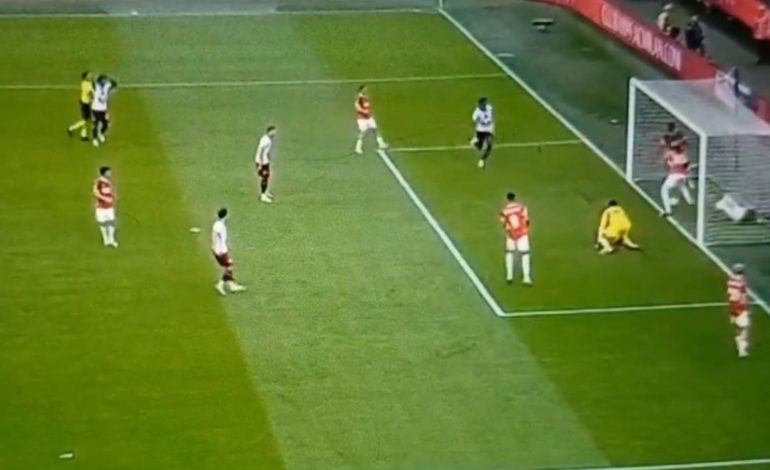 insolito-blooper-arbitral-en-la-serie-a:-el-reloj-no-detecto-un-gol-en-contra-del-milan-pero-el-var-los-salvo-del-papelon