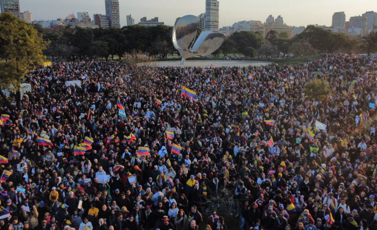 multitudinaria-marcha-en-recoleta-contra-el-fraude-de-nicolas-maduro-en-venezuela
