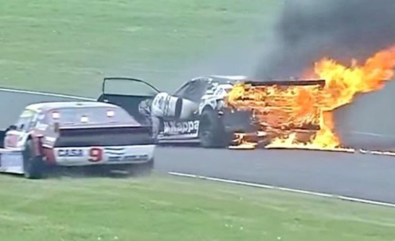 escalofriante-arranque-del-turismo-carretera:-el-auto-de-mazzacane-se-prendio-fuego-y-el-piloto-tuvo-que-lanzarse-en-plena-pista
