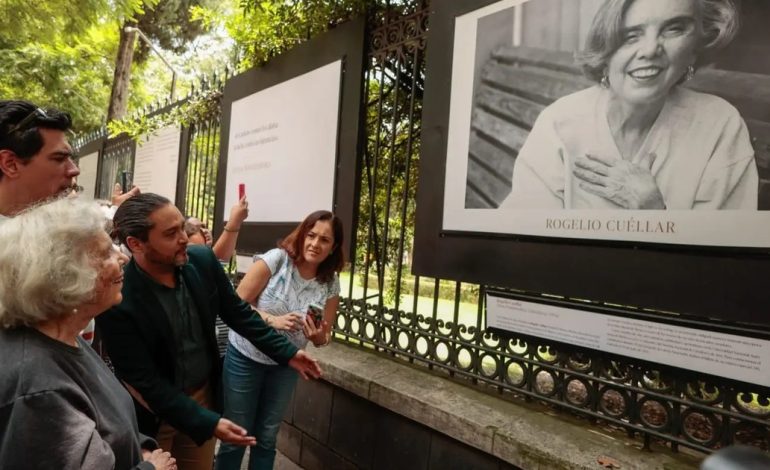 una-exposicion-fotografica-sobre-la-escritora-elena-poniatowska-al-aire-libre-en-mexico