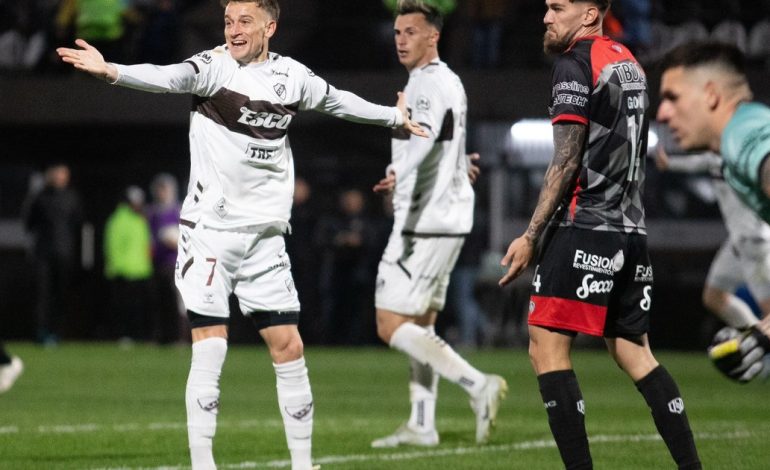 el-escandaloso-penal-para-platense-ante-barracas-central:-por-que-la-afa-difunde-los-audios-del-var-a-cuentagotas-y-esquiva-las-polemicas
