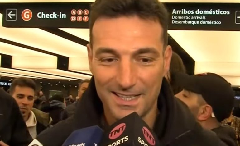 lionel-scaloni-llego-al-pais-para-las-eliminatorias,-hablo-de-la-seleccion-y-hasta-recibio-el-piropo-de-una-senora-que-lo-descoloco