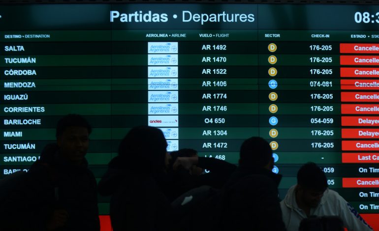 tras-el-salvaje-paro-de-aerolineas-argentinas,-el-gobierno-decidio-declarar-esencial-el-transporte-aerocomercial