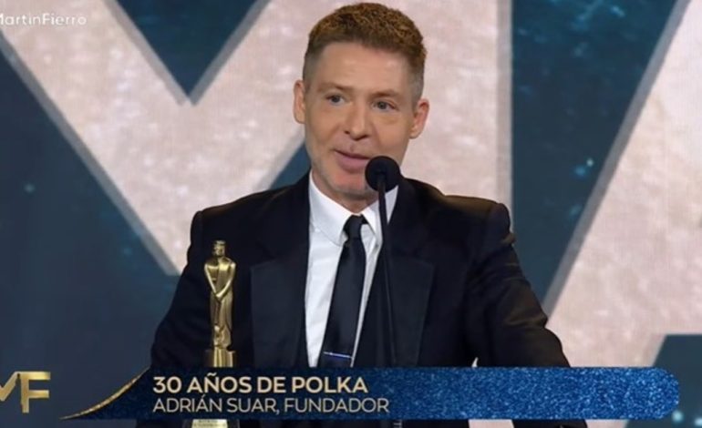 adrian-suar-brindo-un-emotivo-discurso-tras-su-homenaje-en-los-martin-fierro-y-reclamo:-“en-la-television-falta-la-ficcion”