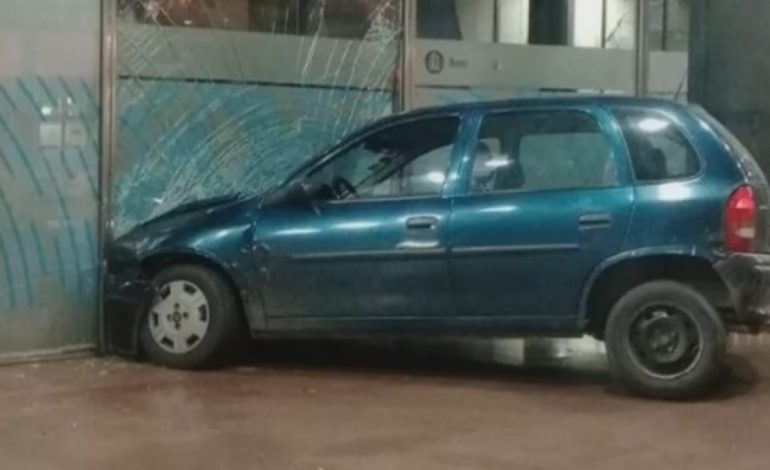 un-hombre-estrello-su-auto-contra-un-banco-en-rosario:-creen-que-le-negaron-un-credito