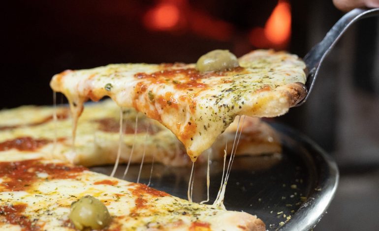 esta-pizzeria-de-buenos-aires-conserva-su-receta-tradicional-desde-hace-60-anos-y-fue-fundada-por-dos-leyendas-del-futbol