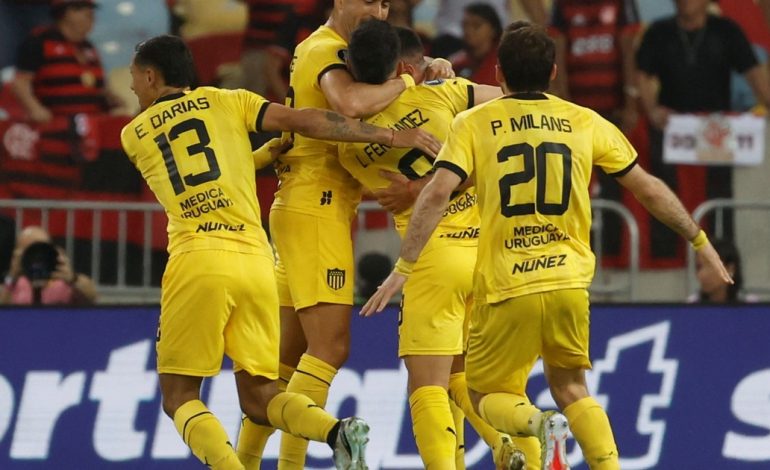 penarol-dio-el-golpe-ante-flamengo-con-un-“maracanazo”-y-se-llevo-un-triunfo-clave-para-definir-la-serie-en-casa