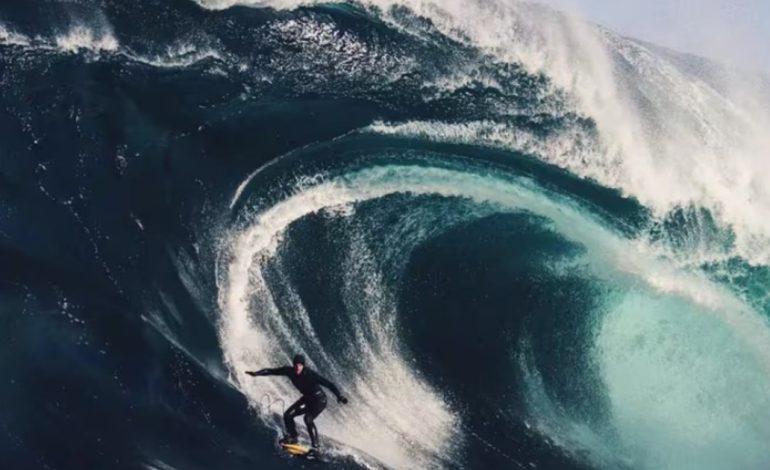 la-impresionante-ola-de-seis-metros-que-casi-mata-a-un-surfista-en-tasmania