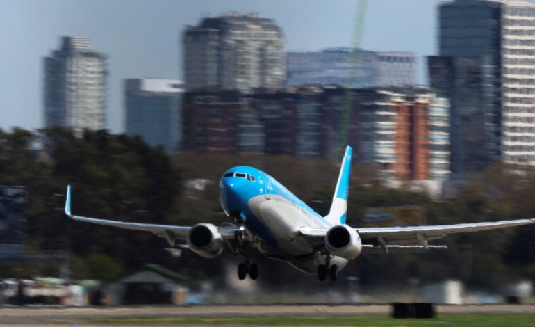 un-avion-de-aerolineas-argentinas-perdio-una-rueda-en-aeroparque-despues-de-aterrizar