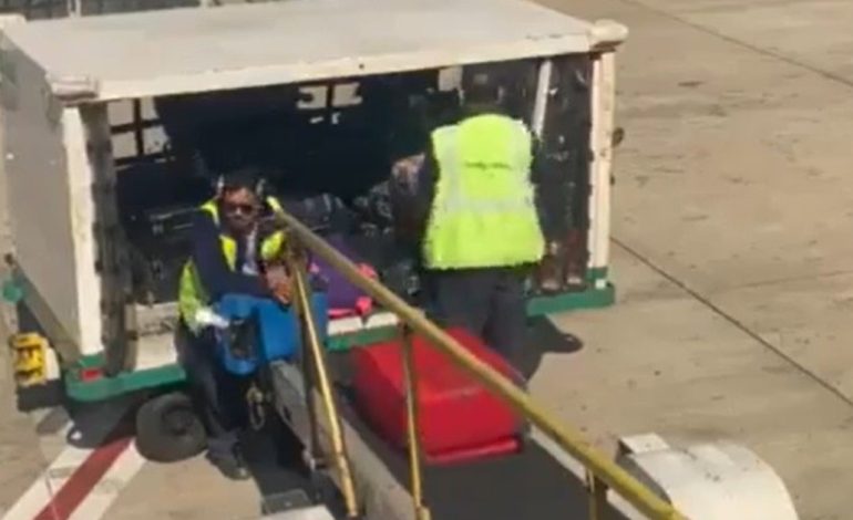 el-gobierno-echo-a-dos-empleados-de-intercargo-por-un-video-viral:-los-acusa-de-provocar-demoras-en-los-vuelos-a-proposito
