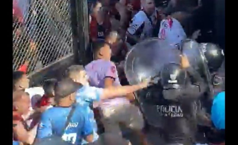 violencia-en-la-primera-nacional:-una-interna-de-la-barra-de-defensores-de-belgrano-termino-con-14-policias-heridos