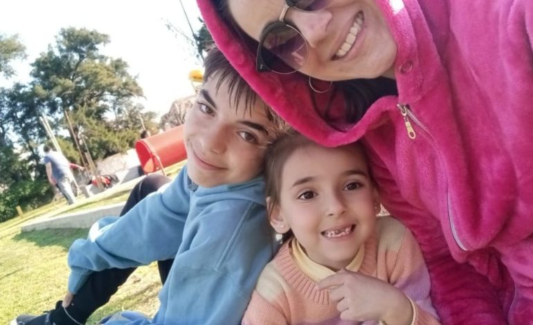 dia-de-la-madre:-su-hija-dejo-de-crecer-a-los-dos-anos-y-ella-se-puso-al-frente-de-la-batalla-por-los-“mini-messi”