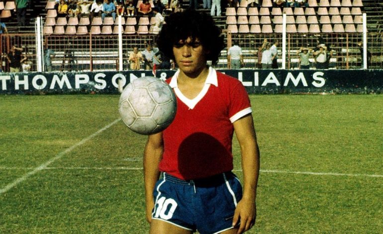 argentinos-y-talleres-chocan-en-la-paternal-a-48-anos-exactos-del-debut-de-diego-maradona:-los-mismos-rivales,-la-misma-cancha-y-un-homenaje-que-emocionara