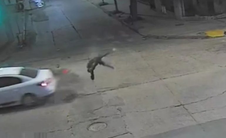 cordoba:-un-motociclista,-sin-casco,-volo-por-el-aire-tras-ser-atropellado-por-un-auto-y-luego-se-dio-a-la-fuga