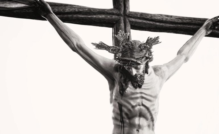como-usar-la-cruz-del-perdon,-segun-la-creencia-catolica