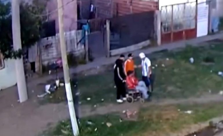 un-hombre-en-silla-de-ruedas-mato-a-otro-de-cuatro-tiros-y-huyo:-quedo-grabado-en-una-camara-de-seguridad-en-moreno