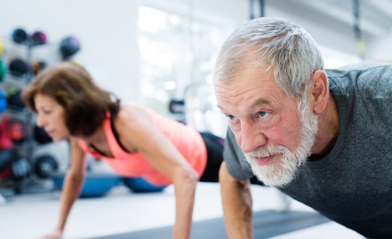 ejercicios-con-peso-corporal-para-una-espalda-fuerte-en-personas-mayores-de-50-anos