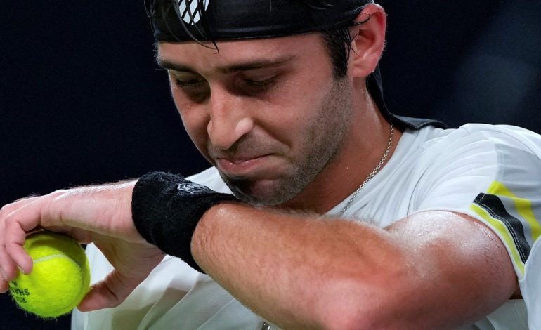 tomas-etcheverry-estallo-de-bronca-contra-el-umpire-en-una-polemica-y-rapida-despedida-del-atp-500-de-basilea:-“es-increible”