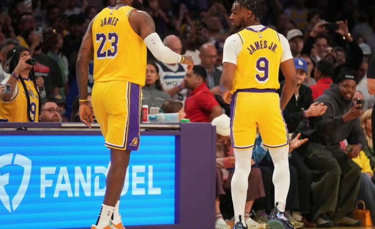 lebron-james-y-su-hijo-bronny-hicieron-historia:-son-la-primera-dupla-padre-e-hijo-en-jugar-juntos-en-la-nba
